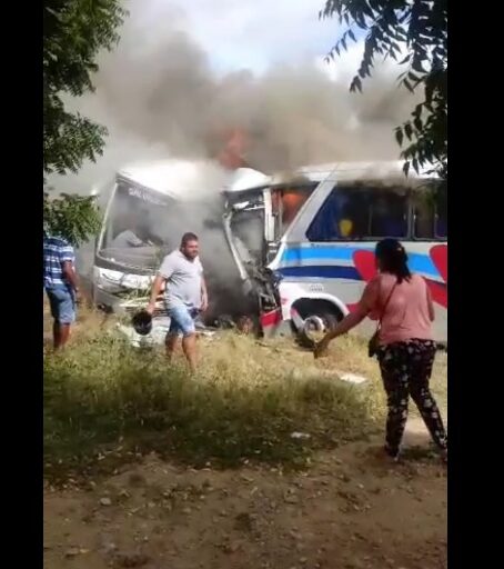 Batida entre dois ônibus da São Matheus deixa mortos e feridos na BA-120