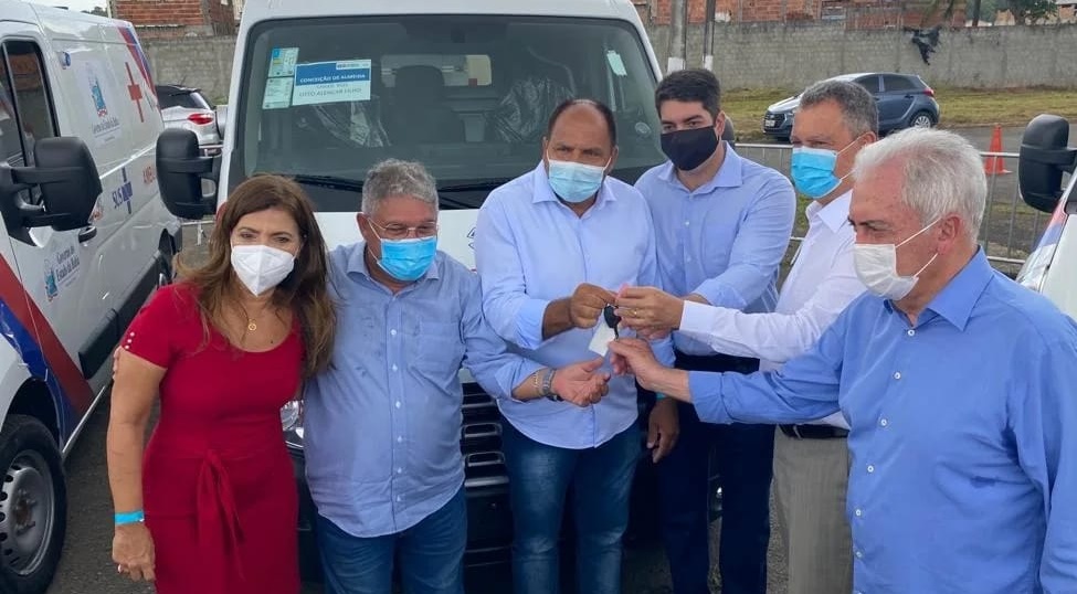 Conceição do Almeida: Prefeito Ito de Bega recebe ambulância do Governo do Estado