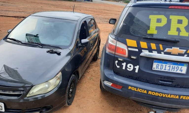 PRF apreende revólver e munições escondidos dentro de carro roubado em Santo Antônio de Jesus