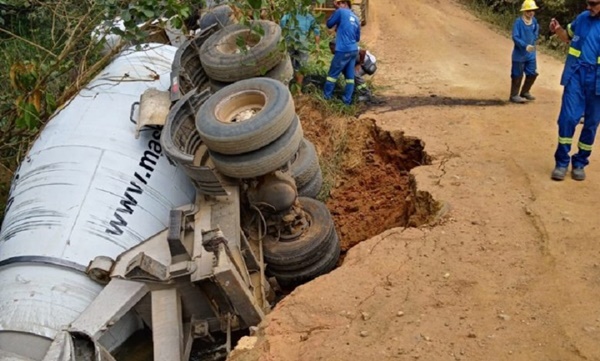 Caminhão betoneira tomba após parte de estrada ceder na zona rural de Mutuípe