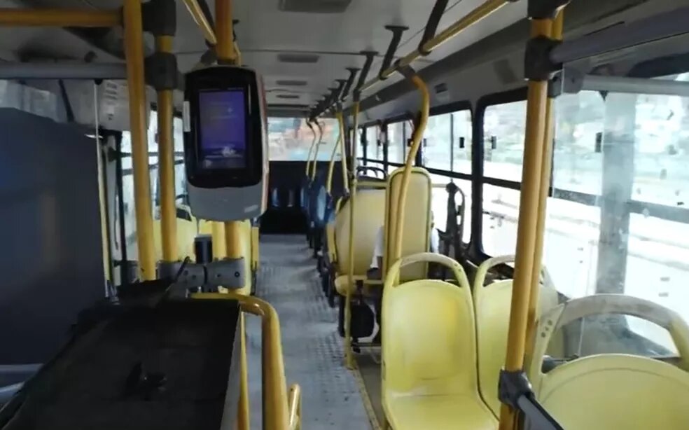 Homens com metralhadora assaltam passageiros dentro de ônibus em Salvador