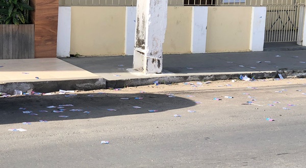 Santinhos de campanha eleitoral são descartados em frente a posto de combustível na Avenida ACM, em SAJ