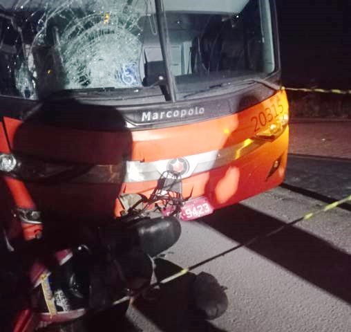Motociclista morre em acidente com ônibus na BR-116, trecho de Santo Estêvão