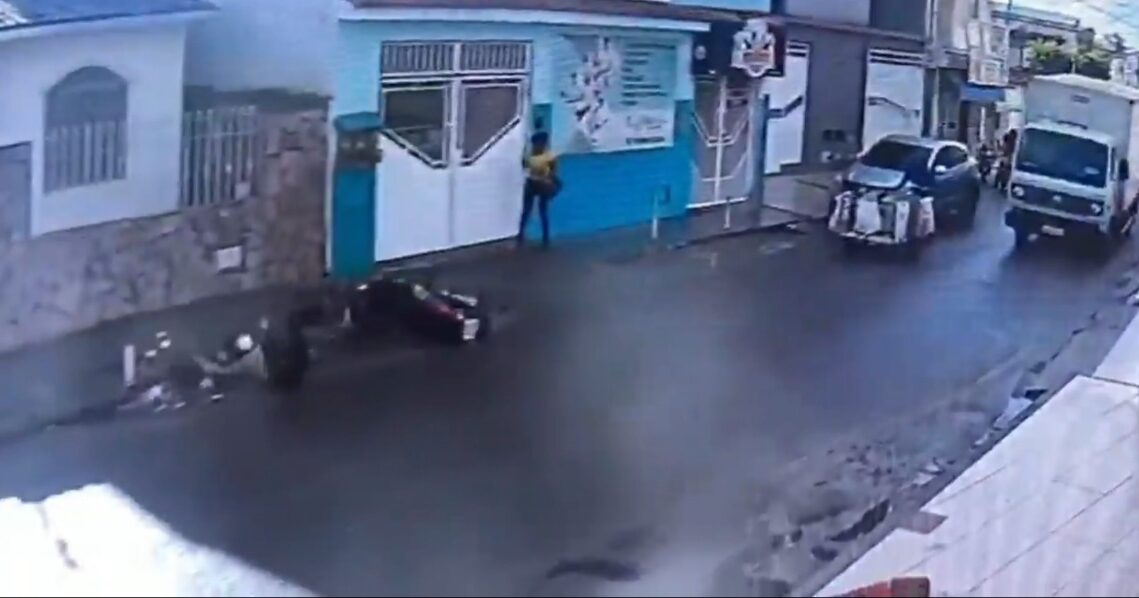 SAJ: mulher perde controle da direção e cai de moto na Rua Viriato Lobo