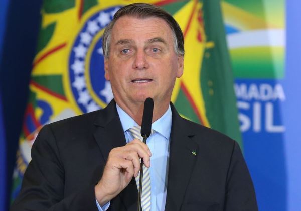 Bolsonaro sente 'desconforto' e é levado a hospital para exames, informa ministro