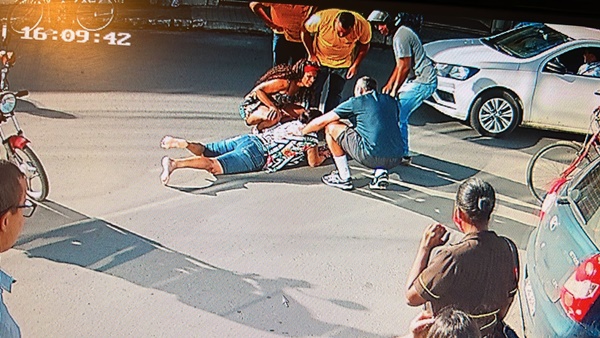 Mulher é atropelada na Avenida Barros e Almeida; moradores afirmam que o local é palco de acidentes constantes