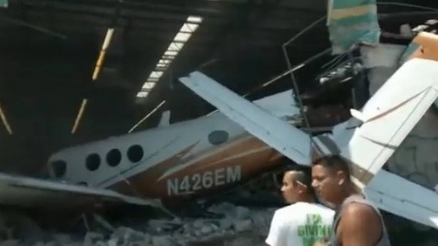 Avião cai dentro de supermercado no México; três pessoas morrem