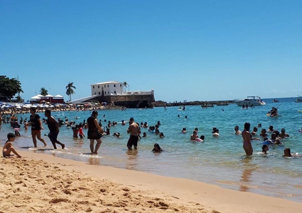 Banhistas são retirados do mar após tubarão ser visto na praia do Porto da Barra, em Salvador
