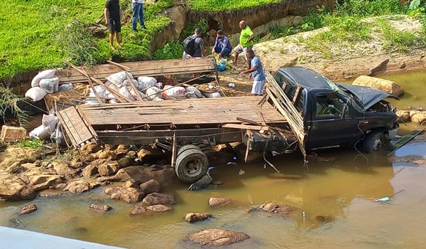 Mutuípe: caminhão perde controle, desce de ré e cai dentro do rio Jiquiriçá