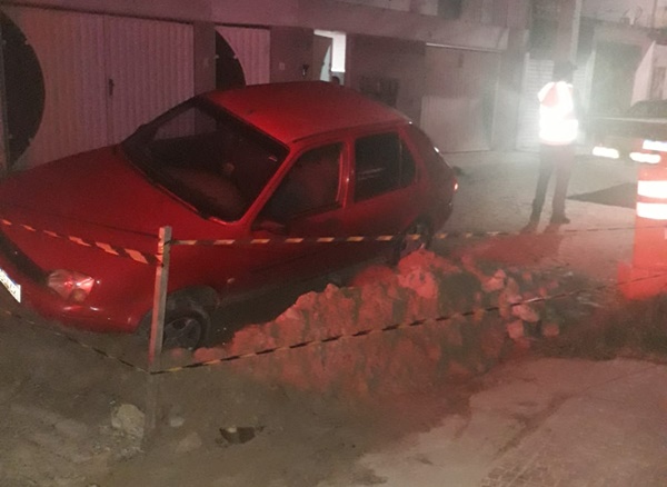 SAJ: Carro cai em buraco aberto pela Embasa; motorista abandonou veículo no local