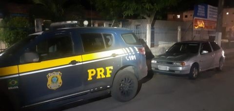 Carro roubado em Salvador é recuperado 2h depois em Governador Mangabeira