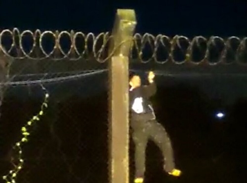 Homem é flagrado arremessando objetos dentro de Penitenciária em Salvador