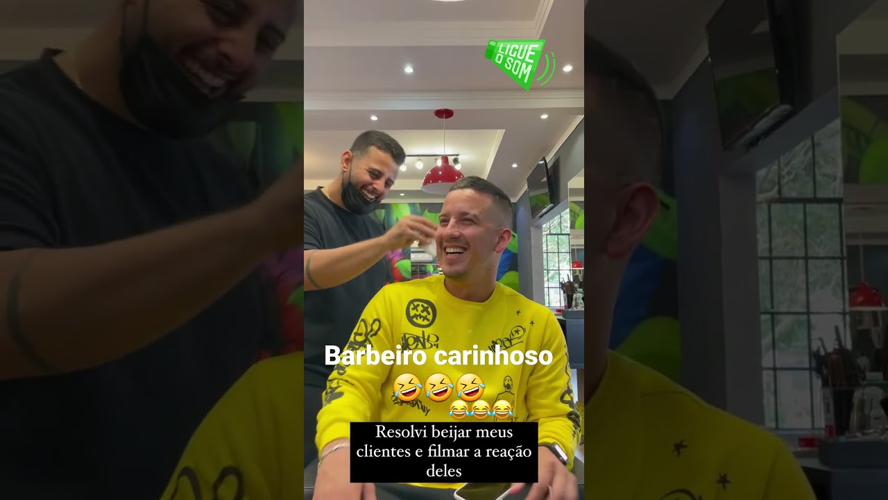 Barbeiro beija clientes após terminar serviço e reações viralizam
