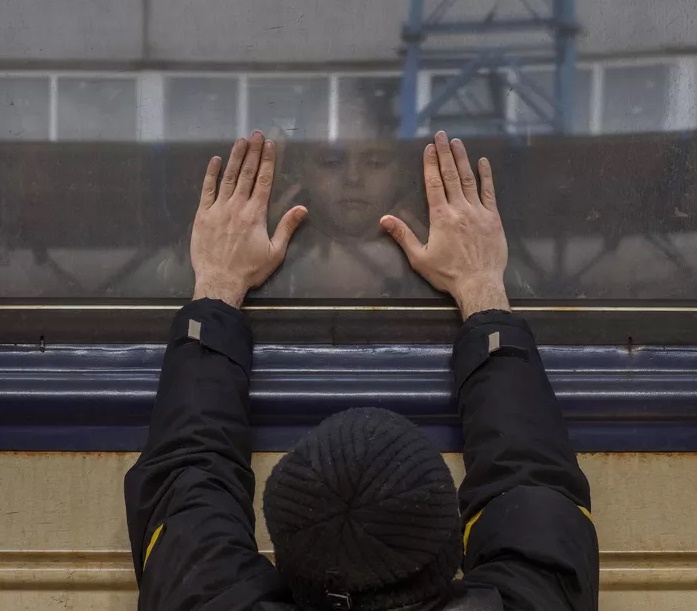 Fotógrafo registra pai se despedindo da filha em trem em Kiev