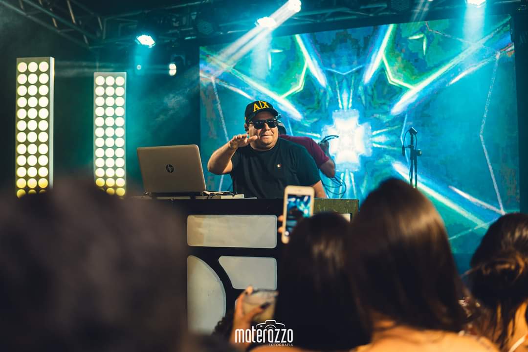 DJ Andersinhu agitou show no Vila Music em Santo Antônio de Jesus