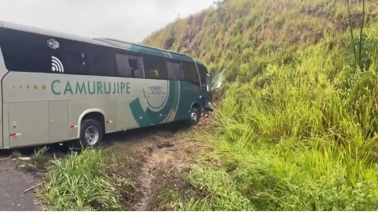 Ônibus colide em barranco e deixa feridos na BR-101, próximo à entrada de Dom Macedo Costa