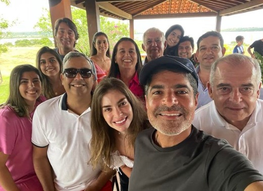 Vice-prefeito de Cruz das Almas, André Eloy se reune com membros de seu grupo político para o tradicional almoço de páscoa.