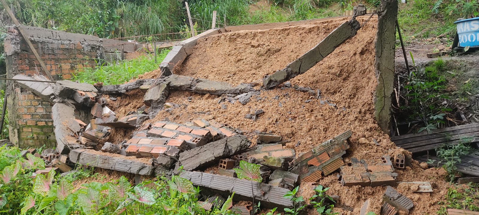 Deslizamento de terra é registrado no Bairro Amaral no município de Muniz Ferreira
