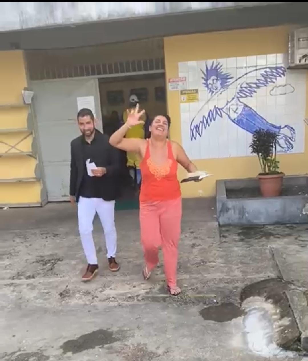 CASO PARAÍSO PERDIDO: Maqueila Bastos, amiga da esposa de Leandro Troesch, deixa delegacia onde estava presa em Aracajú (SE)
