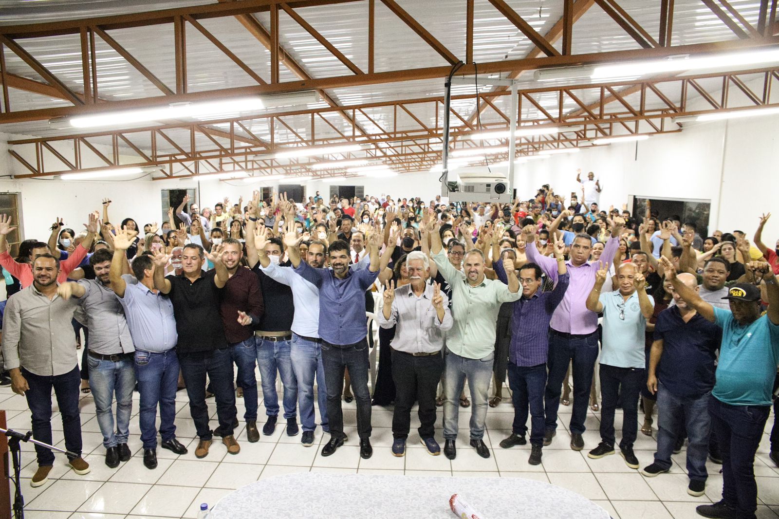Brumado: Prefeito Eduardo Vasconcelos promove reunião política de apoio a pré-candidatura de Rogério Andrade