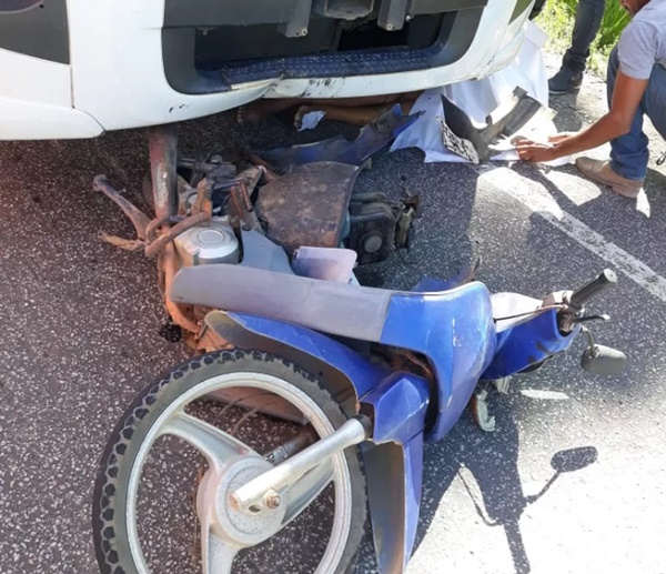 Motociclista morre atropelado no extremo sul da Bahia; vítima foi atingida por carreta