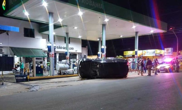 VÍDEO: carro desgovernado invade posto de gasolina, derruba bomba e capota, em Amargosa