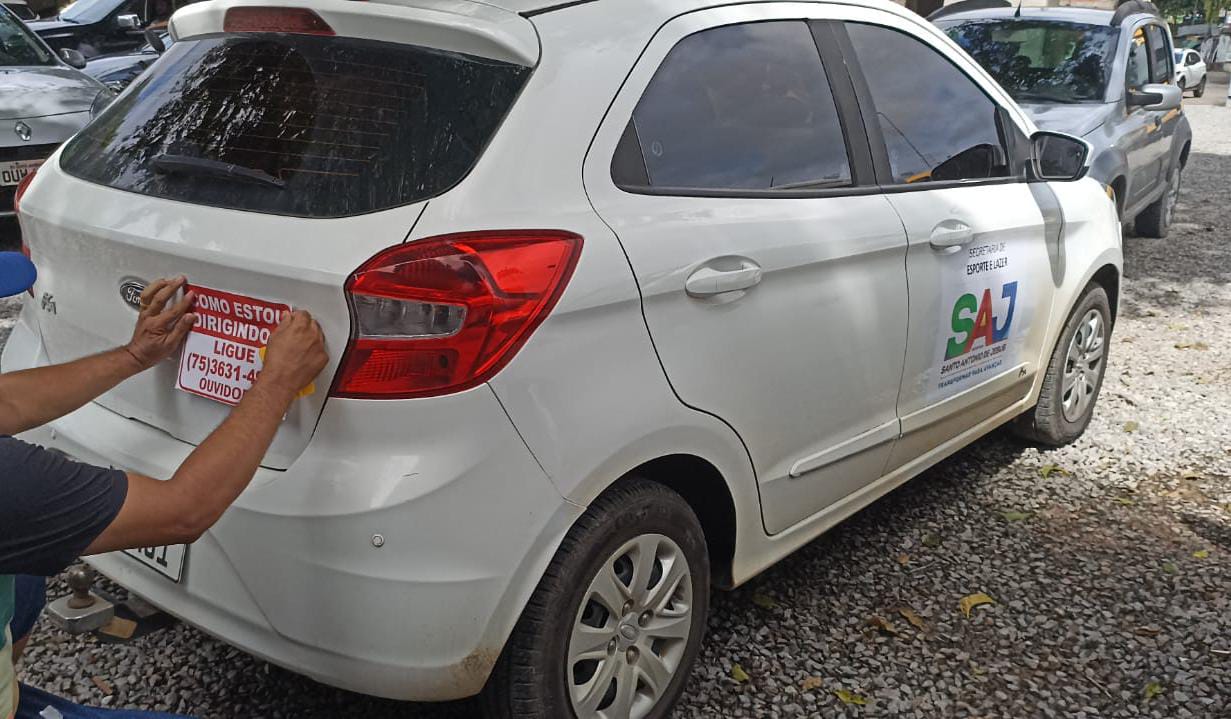 Prefeitura de SAJ plota veículos do Município; carros da Câmara seguem sem identificação