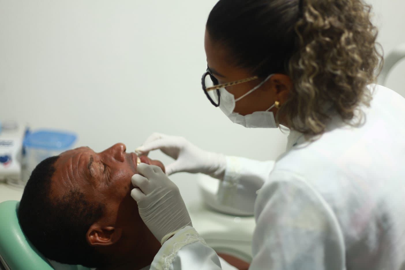 Prefeitura de Cruz das Almas inicia entrega de próteses dentárias gratuitas