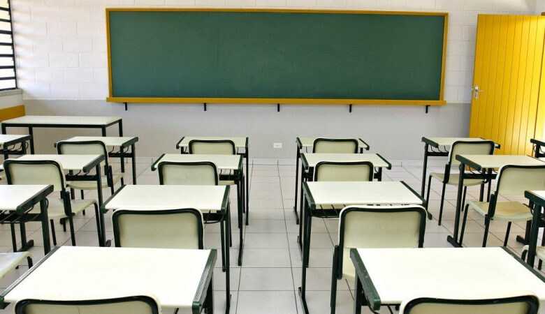 SAJ: pais de estudantes relatam que o problema da falta de professores em Colégio no Benfica não foi solucionado