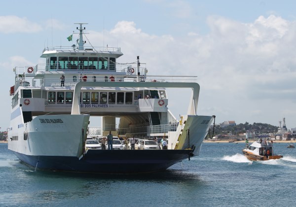 Com duas embarcações em manutenção, Ferry registra movimento intenso de veículos