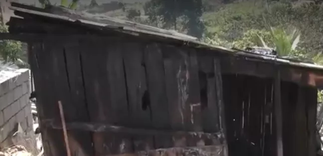 Bebê tem 80% do corpo queimado após barraco de madeira ser atingido por fogo em Teixeira de Freitas