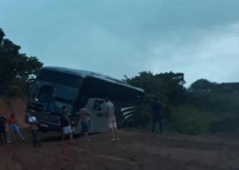Ônibus derrapa e fica pendurado em ribanceira em estrada vicinal em Elísio Medrado