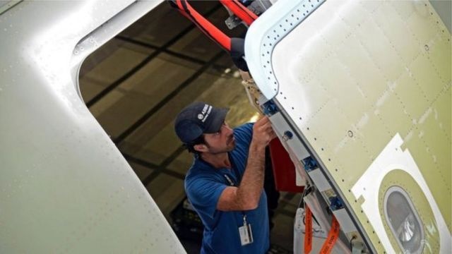 VÍDEO: Porta de avião abre durante voo e passageiros seguram cabos para mantê-la fechada até o pouso