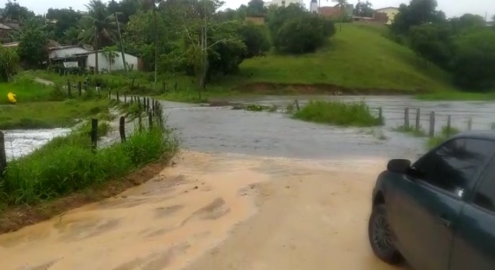 Moradores ficam ilhados após rio transbordar na zona rural de SAJ