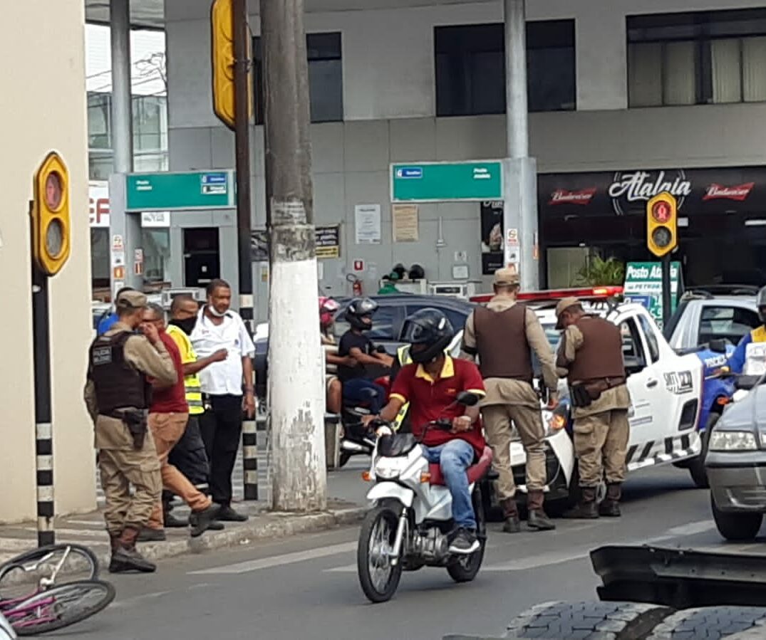 Acidente envolvendo bicicleta e ônibus da Policlínica deixa ferido, no centro de SAJ