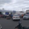 SAJ: colisão entre carro e moto deixa uma pessoa ferida na Av. Barros e Almeida; pneu do carro estourou