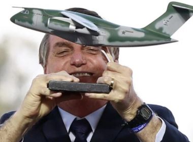 Bolsonaro teme impacto eleitoral se vetar bagagem gratuita em voos, diz coluna