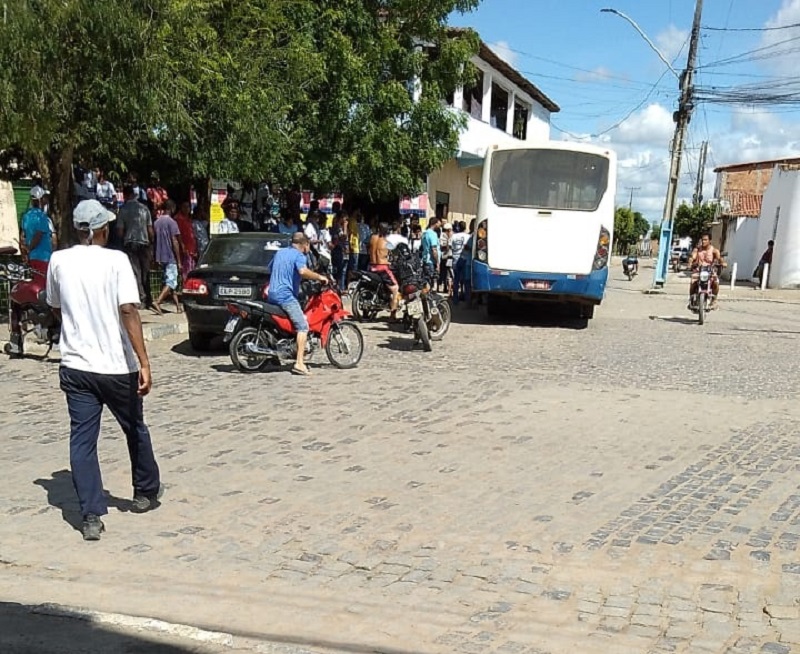 Mulher morre após ser atropelada por ônibus escolar em Governador Mangabeira