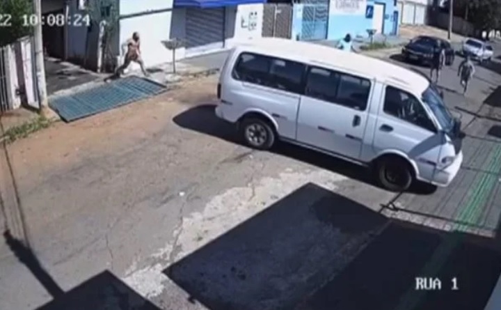 Criança de 4 anos “pilota” van, derruba portão e invade a rua
