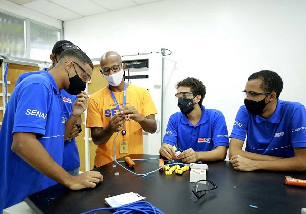 Bahia precisa qualificar 350 mil trabalhadores do setor industrial até 2025