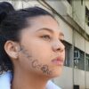 'Me matou por dentro', diz jovem tatuada à força com nome de ex-namorado no rosto em Taubaté, SP