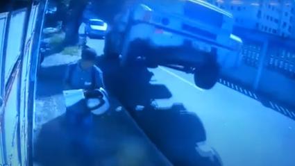 Homem é atingido de raspão por caminhão desgovernado e escapa de acidente no Ceará
