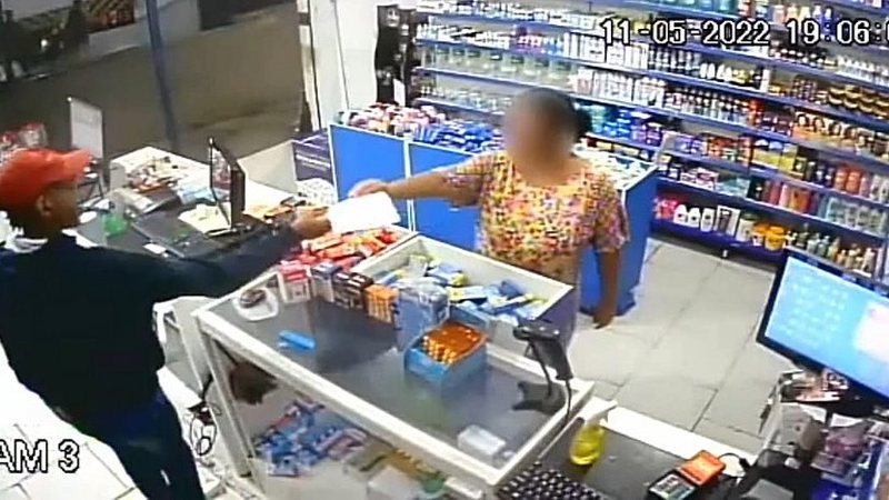 Mulher entrega receita médica a suspeito durante assalto a farmácia