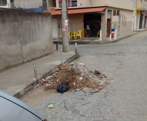 SAJ: internauta reclama de lixo acumulado após prefeitura realizar limpeza na Rua Nova Brasília