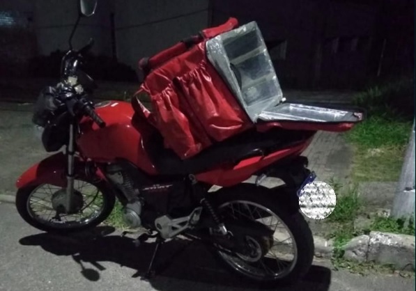 Entregador de aplicativo é flagrado transportando 13 tabletes de maconha em em Salvador