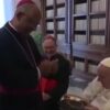Bispo cruzalmense presenteia Papa Francisco com um pandeiro em visita ao Vaticano