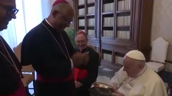 Papa Francisco recebe pandeiro feito por comunidade quilombola da Bahia em conferência feita na Itália — Foto: Reprodução/TV Subaé