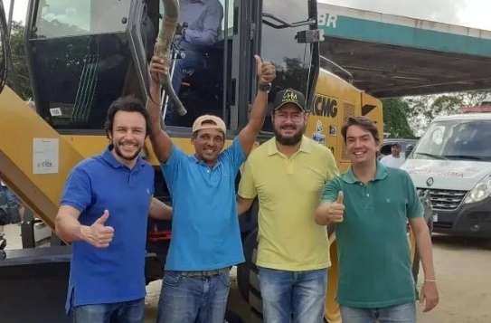 Deputados Pedro Tavares e Mário Negromonte Júnior, entregam a Mutuípe uma patrol 0Km
