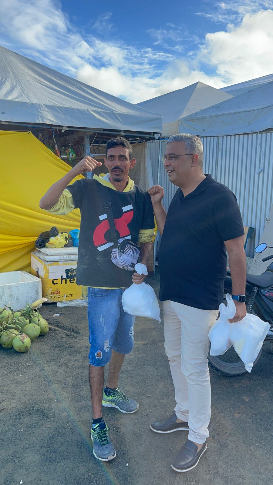 Cruz das Almas: André Eloy visita circuito do São João e distribui equipamentos de proteção individual para os barraqueiros