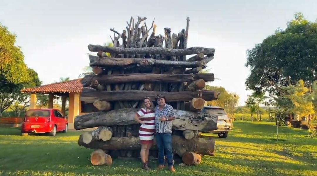 Fogueira de 4 metros é tradição na Fazenda Orquible, na Zona Rural de Conceição do Almeida